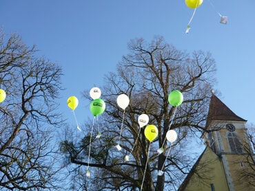 Luftballons vor Kirche
